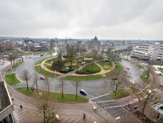 Keizer Karelplein krijgt nieuwe ‘slimme’ verkeerslichten die praten met je auto, fietsers krijgen wachttijd te zien