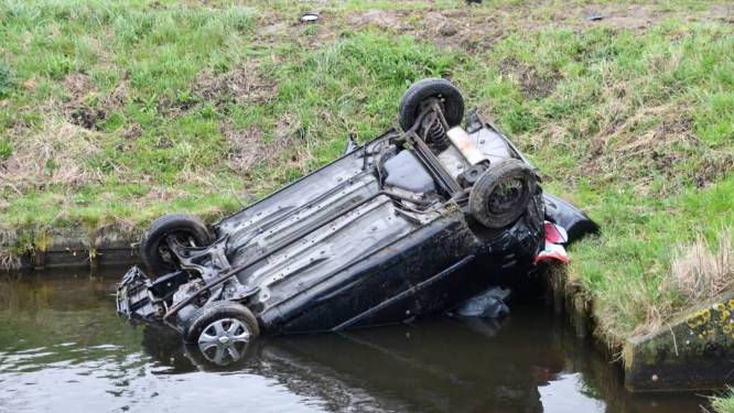 Auto belandt na botsing in een watergang in Hulst
