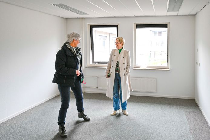 Janet Schmits en Jolanda van Eekelen in een van de 43 kamers, waar vanaf volgende week tientallen Oekraïense vluchtelingen een warme ontvangst wordt bereid.