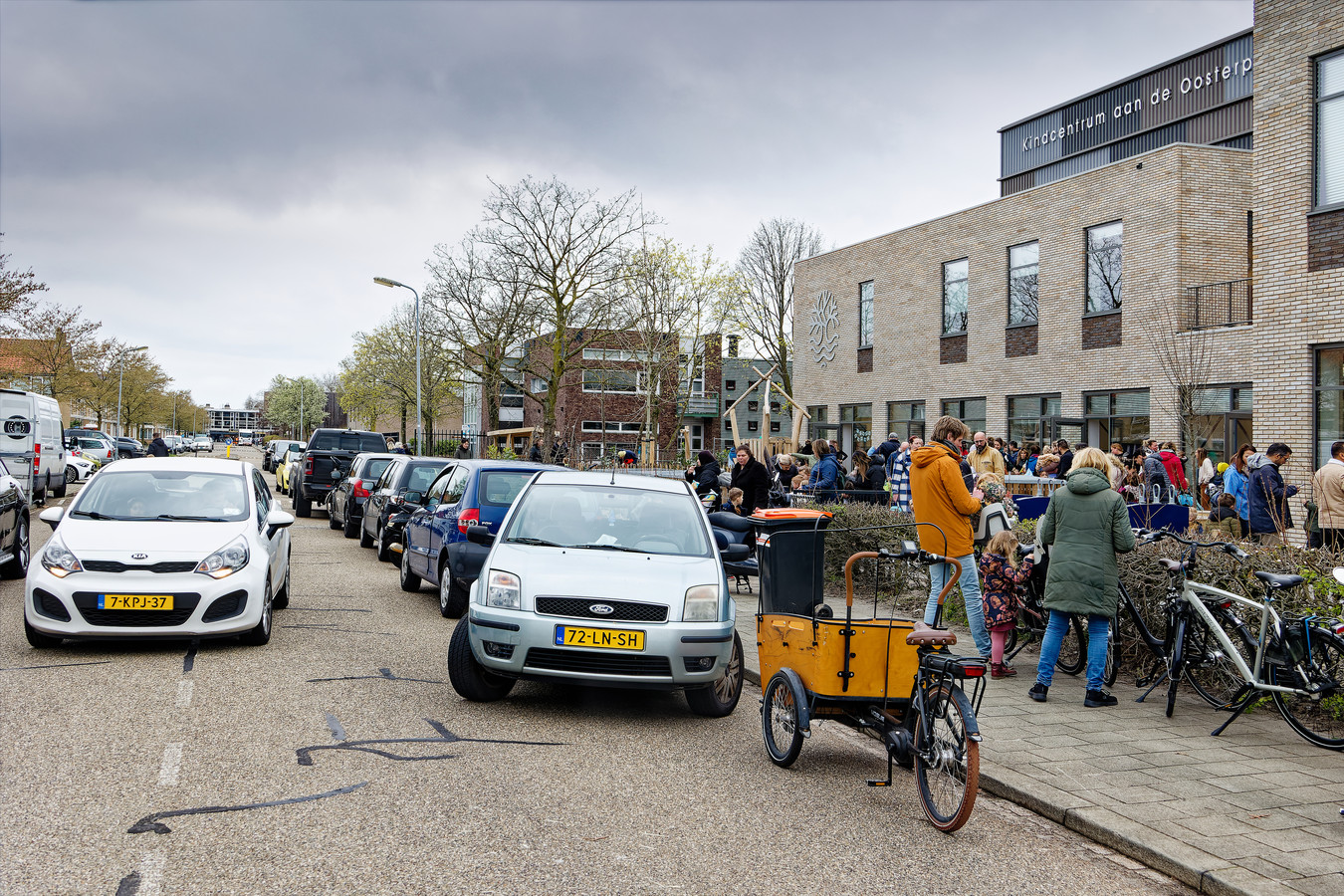 Aan de Oosterplas krioelt het van de auto’s rond de school. ‘Als het ...