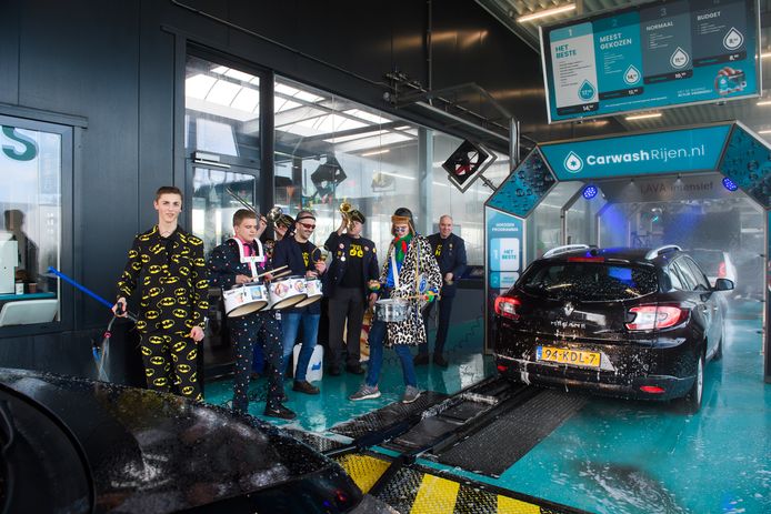 Gezellige carnavalsmuziek tijdens het auto wassen en stofzuigen in Wringersgat.
