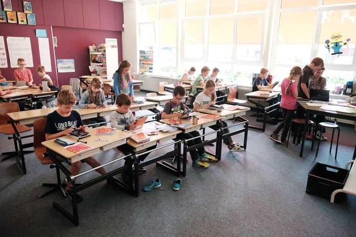 Leerlingen van de Bernadetteschool  in Loo maken tijdens de les gebruik van computers.  De school haalt de hoogste eindtoetsscore van de Liemers.