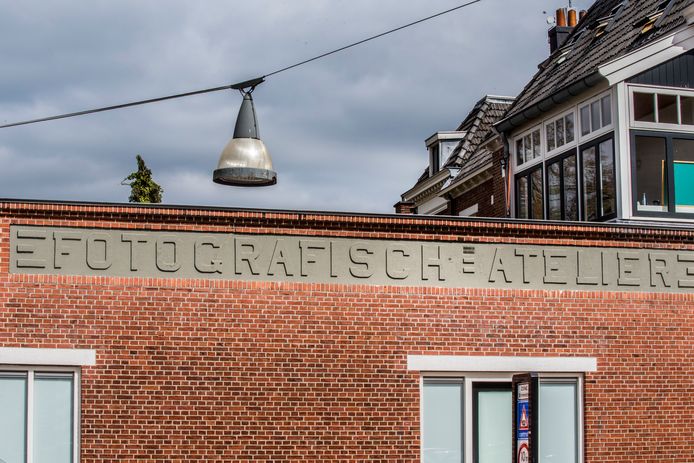 Bij de renovatie enige jaren geleden, kwam het ruim een eeuw oude opschrift van het foto-atelier op de gevel aan de  Nijverheidsstraat tevoorschijn.