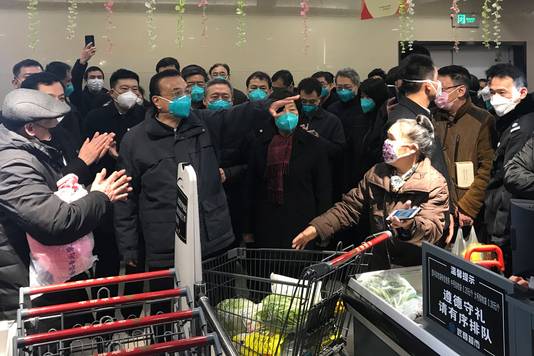De Chinese premier bezoekt een supermarkt in Wuhan.
