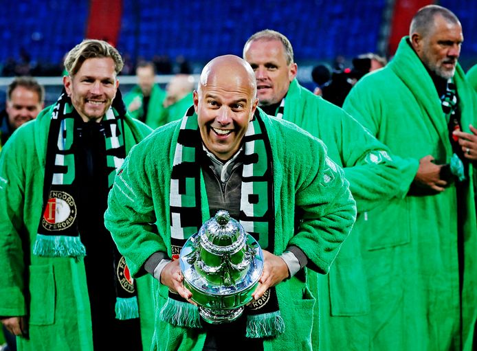 Arne Slot viert het winnen van de bekerfinale tegen NEC.