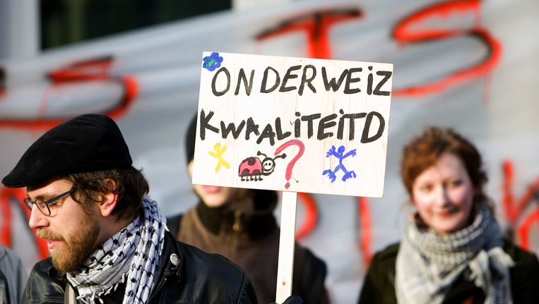 Studenten voeren actie voor de deur van het ministerie van OCW, 18 maart 2010. Beeld anp