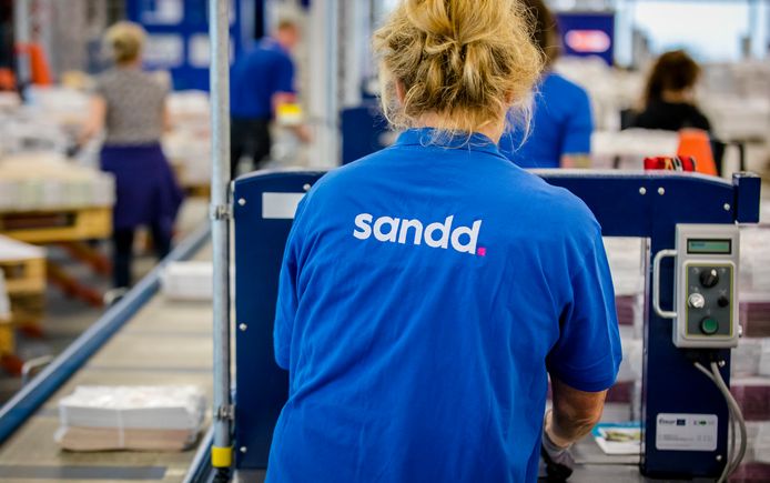Een medewerker in het sorteercentrum van Sandd op de Ecofactorij in Apeldoorn.