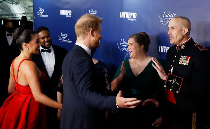 Le prince Harry, duc de Sussex, et Meghan, duchesse de Sussex, arrivent à l'Intrepid, Sea Air & Space Museum's inaugural Intrepid Valor Awards le 10 novembre 2021 à New York.