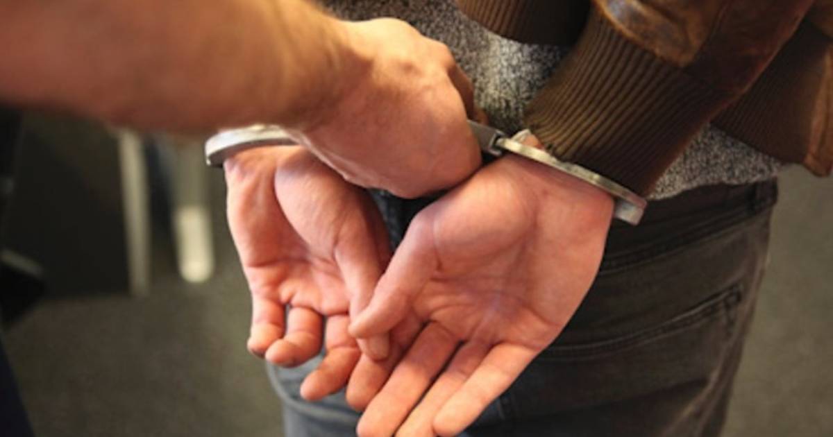 Scooterrijder vlucht voor politie in #EttenLeur en rijdt dwars door winkelcentrum en over uitlaatplaats.