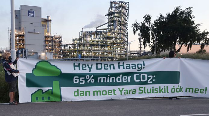 Milieudefensie voert actie bij Yara in Sluiskil