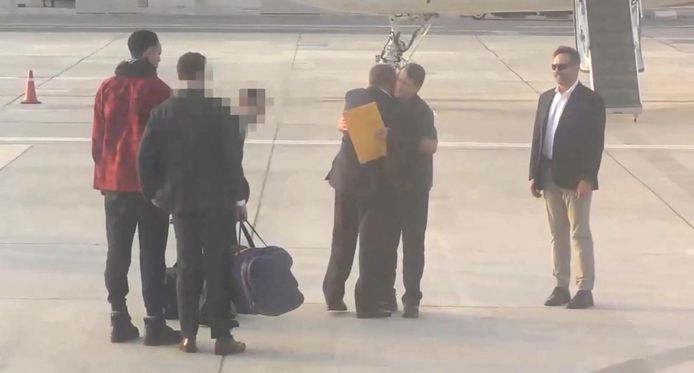 In een scène die recht uit een spionagefilm lijkt te komen, werden Russisch wapenhandelaar Viktor Bout en Amerikaans basketbalspeelster Brittney Griner uitgewisseld op de luchthaven van Abu Dhabi.