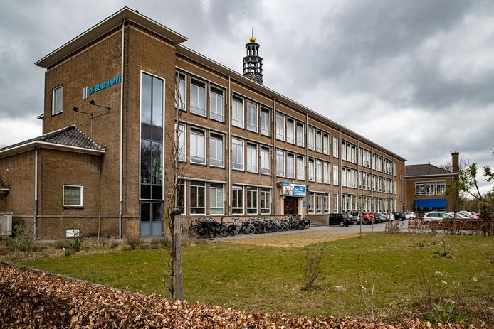 De docent was werkzaam op De Boerhaave in Deventer, een middelbare school voor onderbouwleerlingen. Hij is vorig jaar door de achterdeur verdwenen.