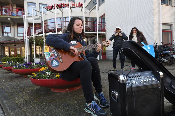 Serenade voor Houtense ouderen in het Haltna Huis. Vanaf woensdag vinden hulpvraag en -aanbod in Houten elkaar in één nummer.