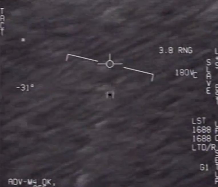 Op een van de video's is een langwerpig object te zien dat zich erg snel verplaatst. Enkele seconden nadat het werd opgemerkt, verdwijnt het uit het zicht na een plotse versnelling. In een andere video duikt een object boven de wolken op.