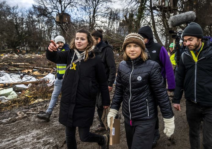 De Zweedse klimaatactiviste Greta Thunberg bezoekt het het Duitse bruinkooldorp Lutzerath, vlak over de grens bij Roermond. Eerder sprak zij al haar steun uit voor de actiegroep Lutzi Bleibt, die vindt dat bruinkoolwinning bijdraagt aan opwarming van de aarde