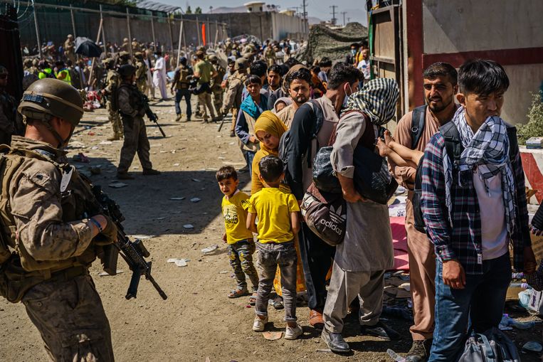 Amerikaanse soldaten nabij de luchthaven van Kaboel, augustus vorig jaar. Duizenden Afghanen hoopten het land en de taliban alsnog te kunnen ontvluchten.  Beeld Photo News