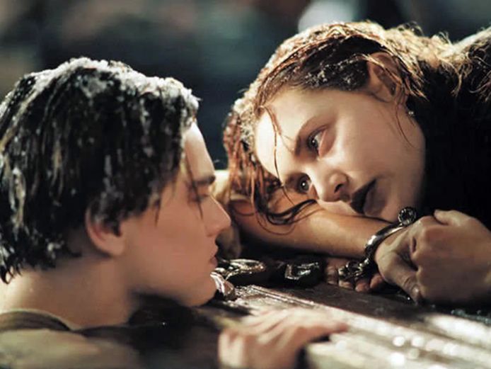Jack en Rose, of liever Leo and Kate — zij op dé houten deur, hij in het ijskoude water — in ‘Titanic’.