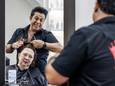 Haarverzorger Maik Moghadam biedt kosteloos een haar- en huidanalyse aan mensen die na bijvoorbeeld chemotherapie, geslachtsverandering, zwangerschap, stress of de overgang met haaruitval kampen.