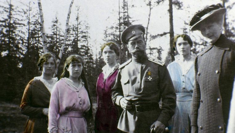 Ongedateerde foto uit de periode 1915-1916 van tsaar Nicolaas II (midden) met zijn dochters (vanaf links) Maria, Anastasia, Olga en Tatjana. Beeld Getty Images