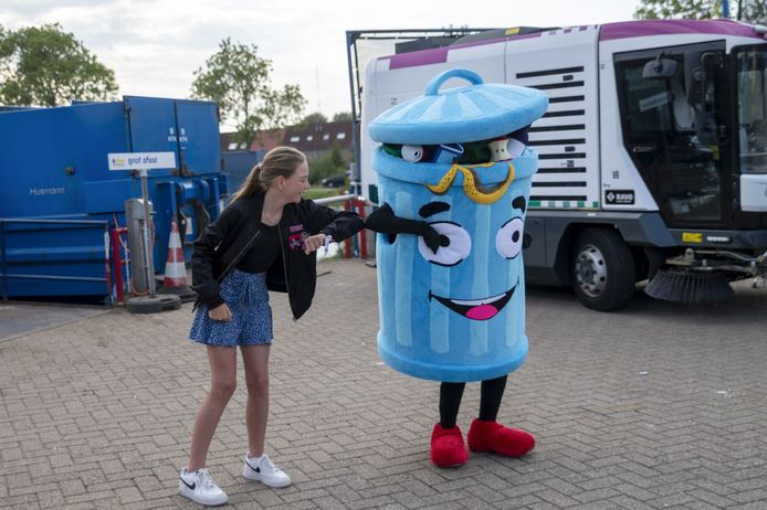 Basisscholiere Stacey uit Nieuwegein met de door haar bedachte mascotte tegen zwerfafval ‘Prullie’.