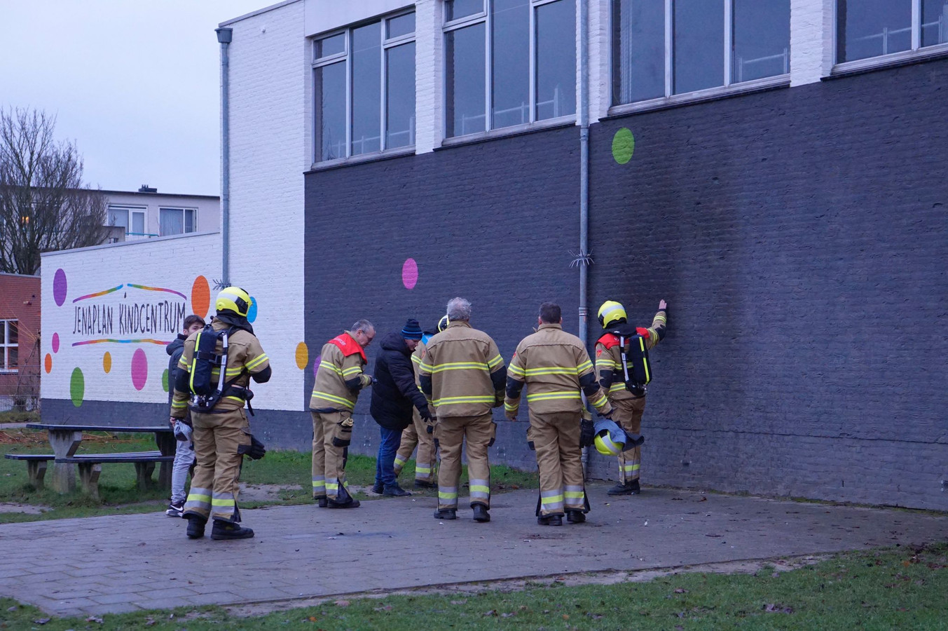De brandweer bekijkt de brandschade aan de gymzaal in Boxmeer.