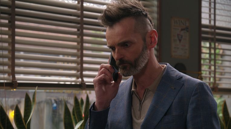 ‘Onlangs stapte een jongetje op me toe, terwijl zijn familie vanaf een afstandje stond te kijken: ‘Zijt gij Chris van ‘Thuis’?’ En toen ik bevestigend antwoordde: ‘Gij zijt den duvel!’ (lacht)’ Beeld © VRT