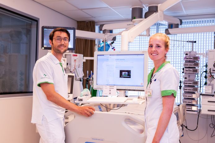 Melissa van der Hooning (rechts) springt in geval van nood als buddy bij op de intensive care, de afdeling waar Jeroen Boom (links) verpleegkundige is.