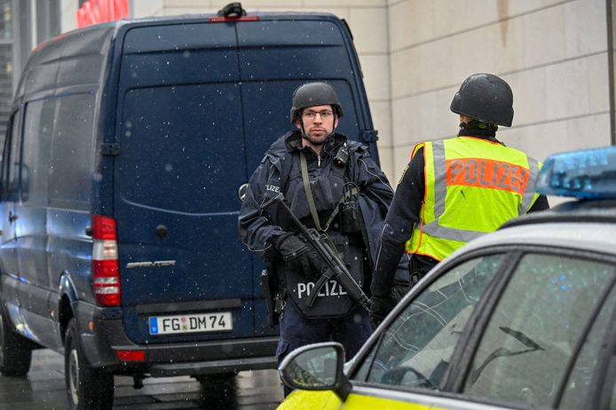Des agents lourdement armés ont bouclé un centre commercial à Dresde, où se déroulait une prise d'otage.