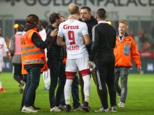 Scène surréaliste à Malines: des supporters du Standard sur la pelouse pour invectiver les joueurs