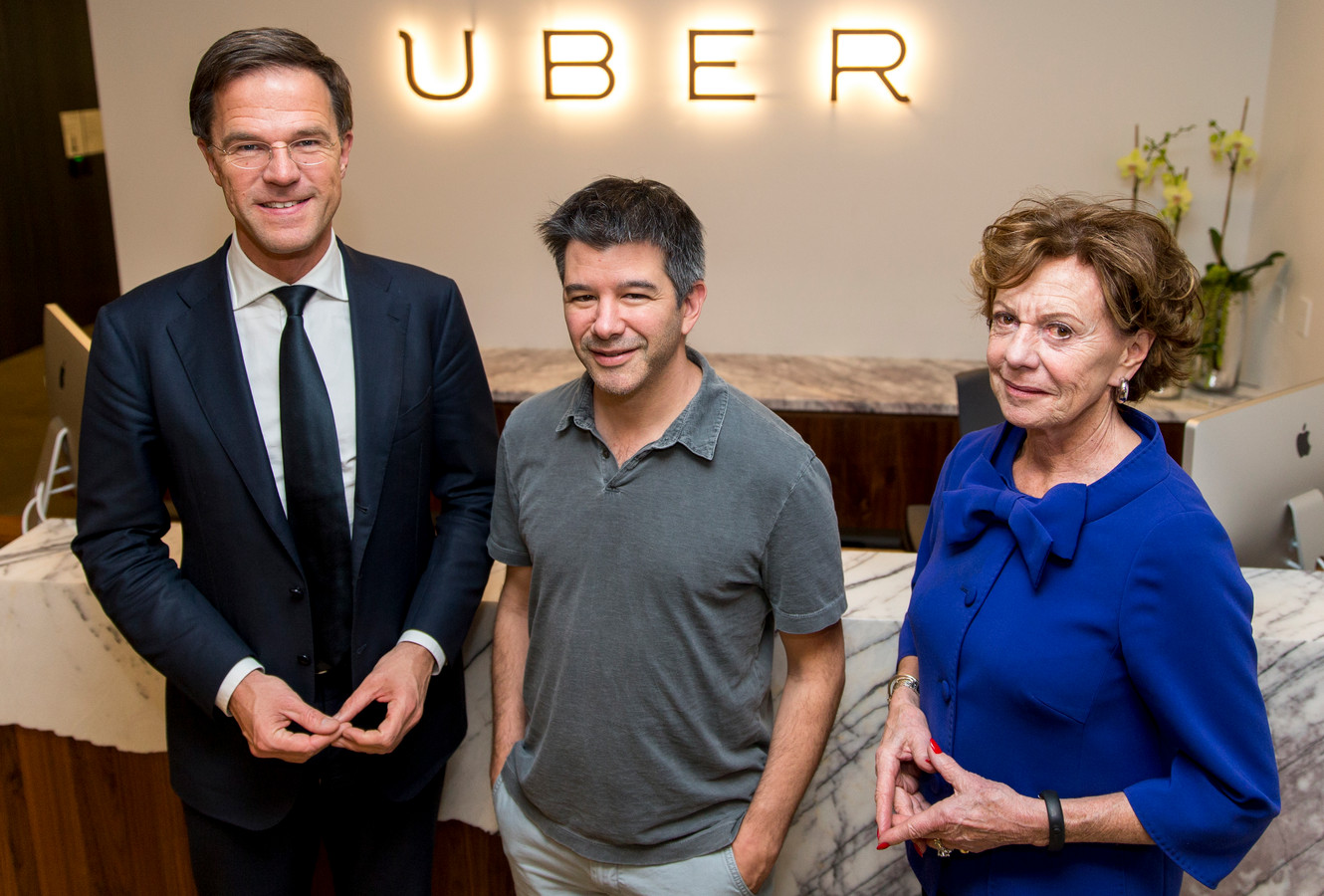 Neelie Kroes poseert met Uber-topman Travis Kalanick (midden) en premier Mark Rutte tijdens een bezoek aan het hoofdkantoor vorig jaar.