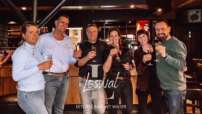 De eigenaren en uitbaters van de Loswal in Lithoijen. Eigenaren Annemieke en Jan de Groot en de uitbaters Rinus en Maaike Hanegraaf en Frency en Fred van Dijk (vlnr).