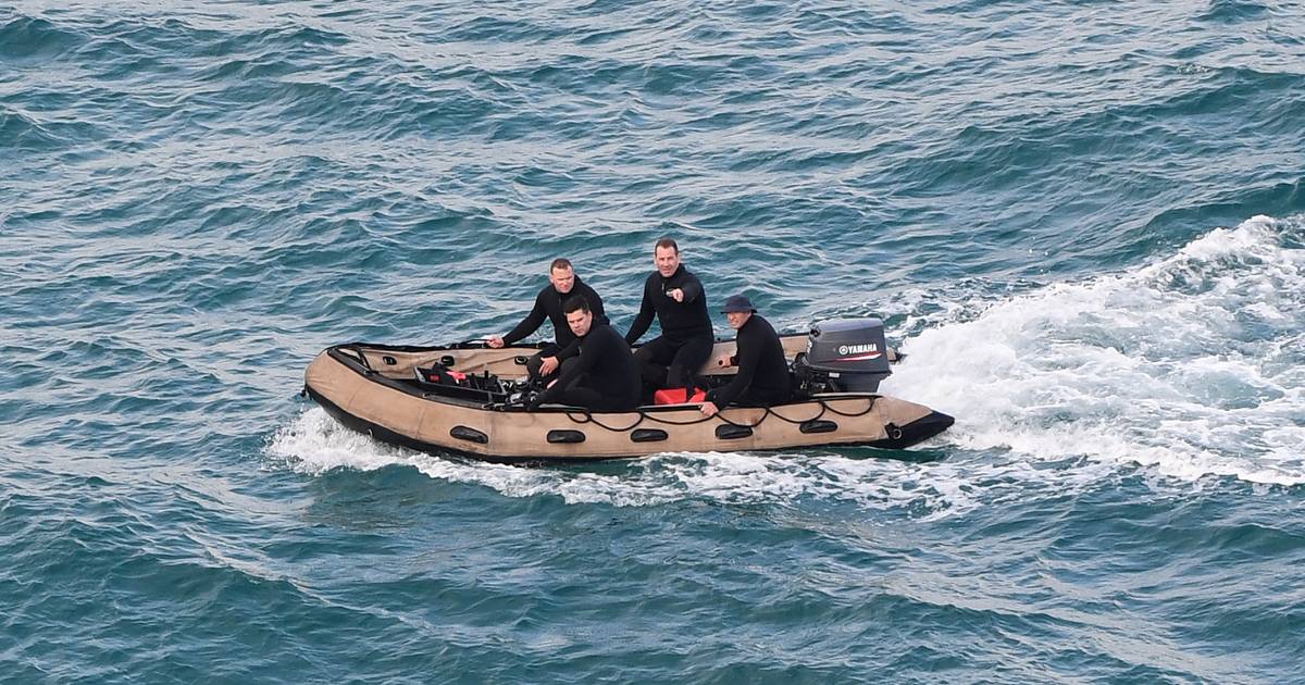 Australian Navy divers ‘hit by Chinese sonar’ |  outside