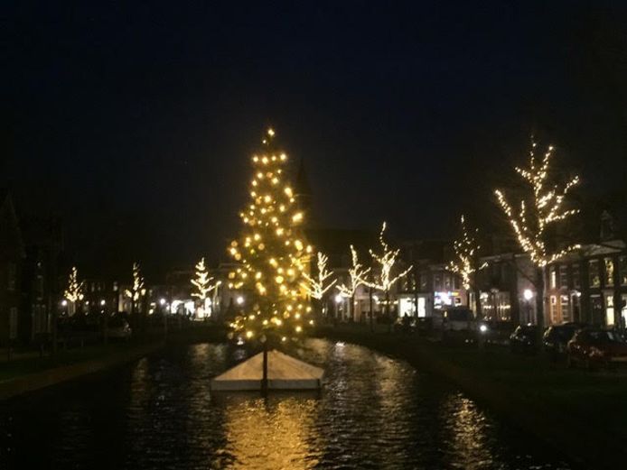 De kerstboom in de Oudegracht in Weesp, vorig jaar.