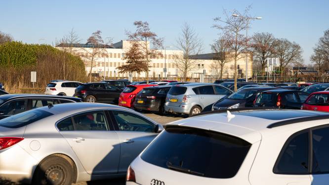 Klachten over parkeerdrukte bij zwembad in Hardenberg: ‘Geen plek meer te vinden’