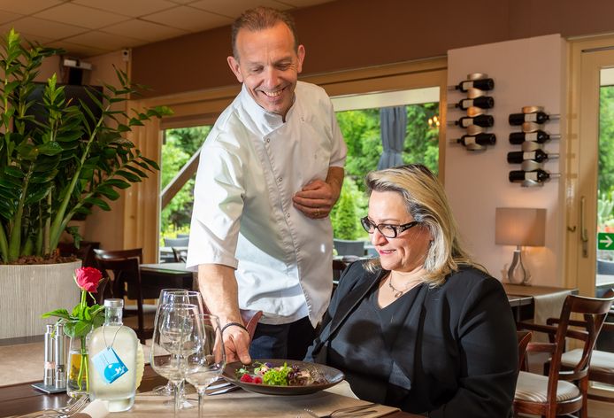 Het Veluws Eethuis in Wissel bij Epe wordt dinsdag geïnaugureerd door Euro-Toques. Eigenaar en chefkok Bertus Stijf serveert zijn echtgenote Betty Darabnia-Stijf één van zijn favorieten: kalfslende met een mosterdhoningsaus.