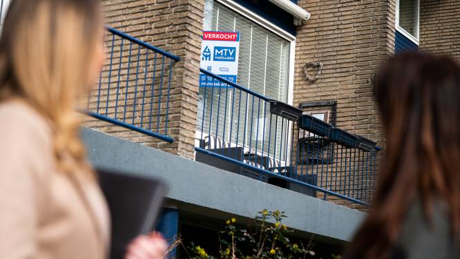 De huizenprijzen dalen, maar kopers hoeven nog niet te juichen 
