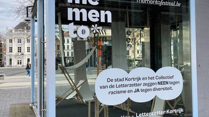 Vandalen krassen gezicht met hoofddoek weg op glazen kiosk, Mementofestival rekent af met vandalisme en racisme