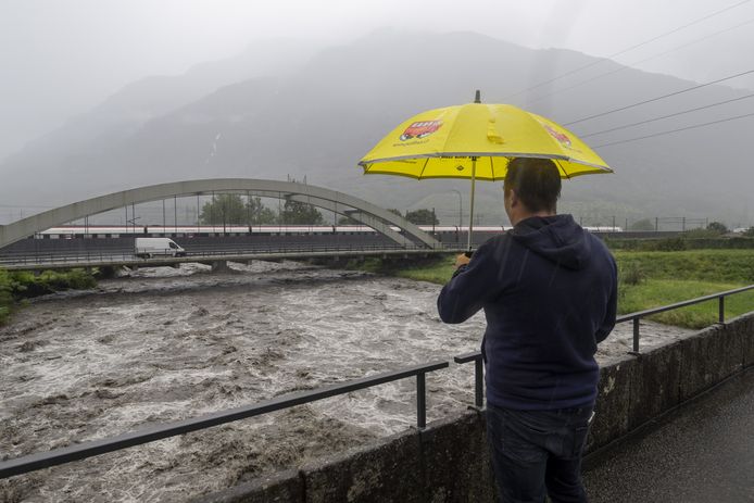 Il fiume Brenno dopo forti piogge nel sud della Svizzera, vicino alla stazione ferroviaria di Biasca, Svizzera, il 27 agosto 2023.  Si prevede che le piogge continueranno fino al 28 agosto.