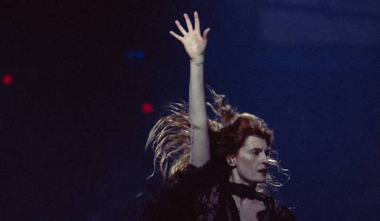 Florence + The Machine: ‘Als er deze festivalzomer al een moment was waarop ik méér euforie voelde, kan ik het me toch niet meer herinneren’ ★★★★☆