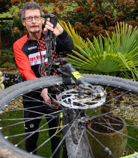Wielrenner Hennie (71) uit Haaksbergen trapte in 2021 22.000 kilometer weg: ‘Fietsen was pure therapie tijdens de ziekte van mijn overleden vrouw’