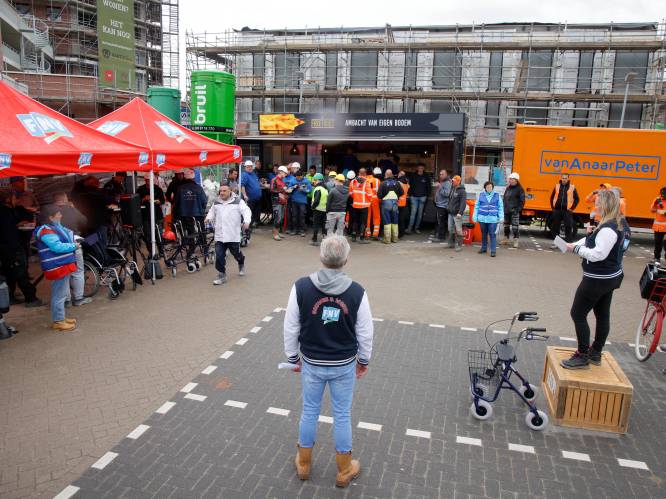 Bouwvakkers in protest op bouwplaats in Nijmegen-Noord: ‘Eerder stoppen met zwaar werk’