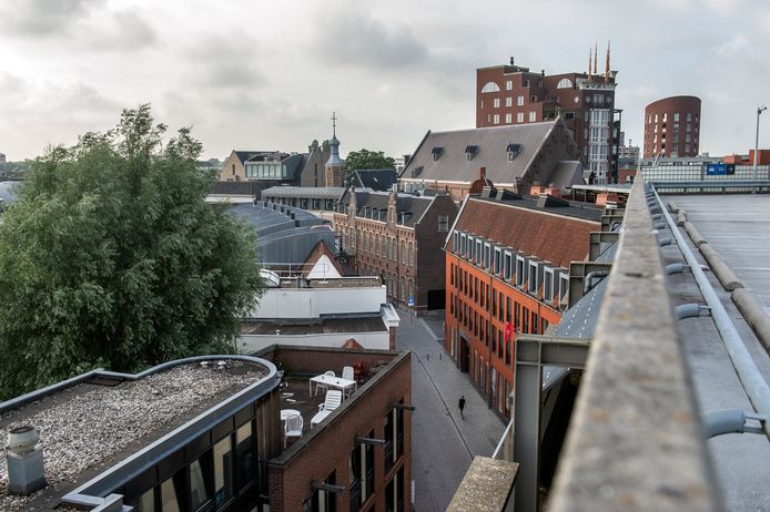 Overzicht van de binnenstad vanaf het dak van parkeergarage de Barones.