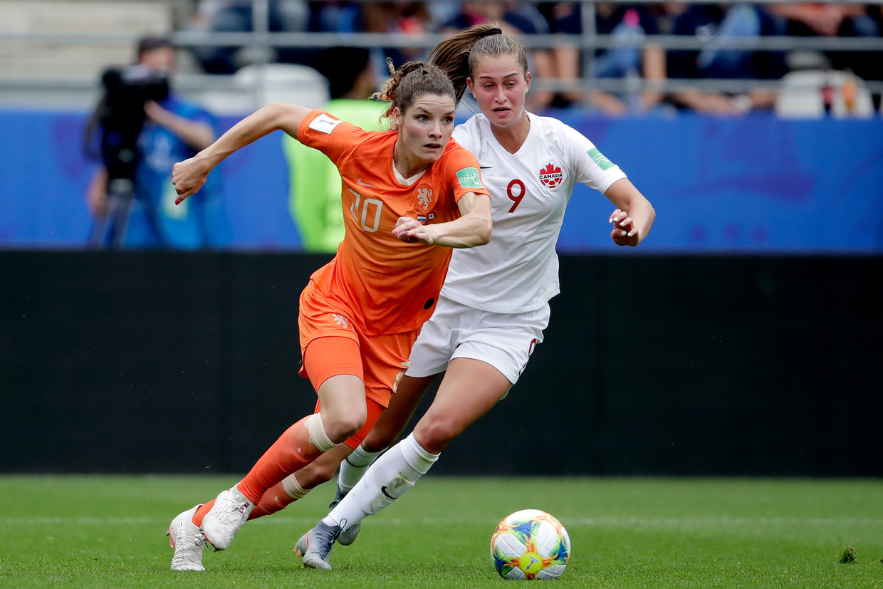 Dominique Bloodworth is de Canadese Jordyn Huitema te snel af.  Beeld Soccrates