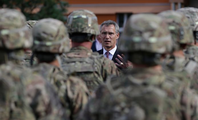 Navo secretaris-generaal Jens Stoltenberg praat met Amerikaanse soldaten in Praag.