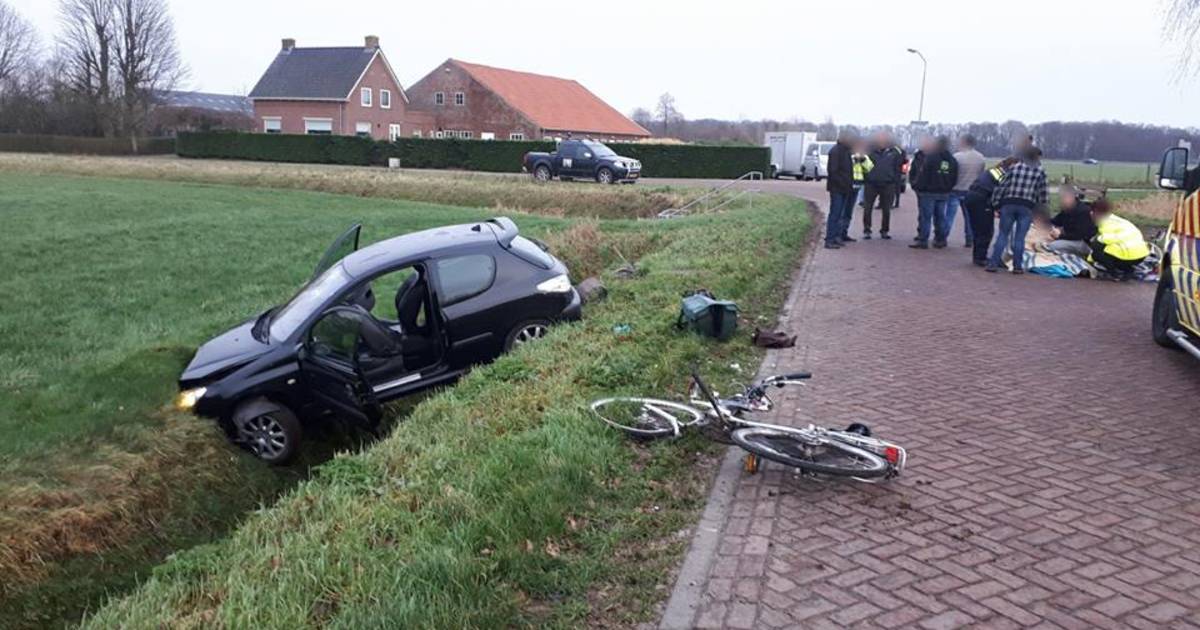 17-jarige rijdt fietsers aan in Wagenberg, bestuurder aangehouden
