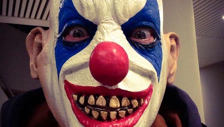 Het is onduidelijk of de clown op de foto de horrorclown is die is opgepakt op de Dam Beeld politie.nl