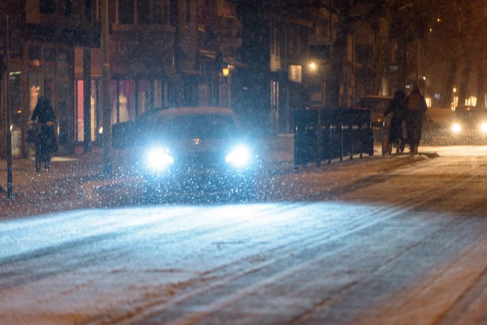 Sneeuwval op de Aalsterweg in Eindhoven.