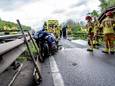Een motorrijder raakte zwaargewond nadat hij door onbekende oorzaak van viaduct in Den Hout afreed. Hij belandde op de uitvoegstrook van het tankstation naast de A59.