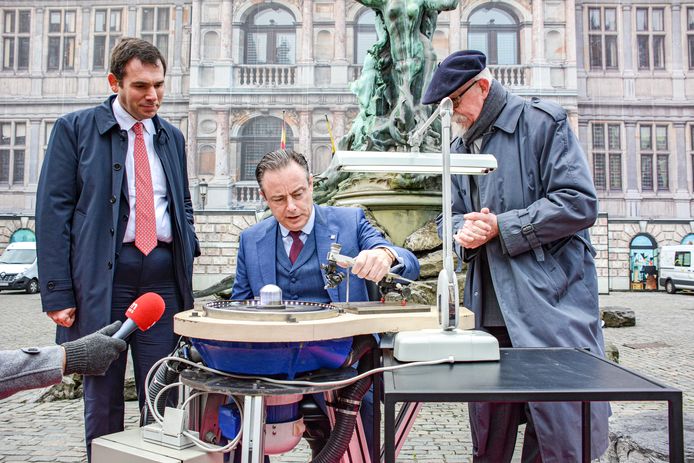 Burgemeester Bart De Wever kreeg de eer om het laatste facet van de klassieke briljant te slijpen.