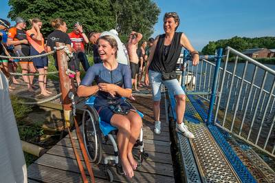 Amber zit in een rolstoel, maar doet mee aan triatlon: ‘Bij de schoenenwissel kan ik tijd winnen’